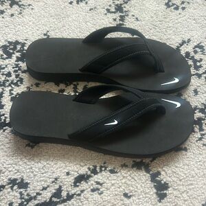 🩷BRAND NEW NIKE CHANCLAS🩷